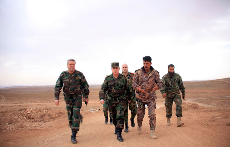 العماد عبد الله أيوب رئيس أركان قوات الأسد، في جولة قرب تدمر، برفقة العقيد سهيل الحسن (النمر) - تموز 2015 (سانا)