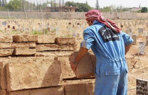 عمال مكتب مقبر يصنعون الطوب الطيني للقبور - دوما، ريف دمشق 