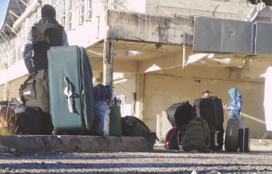 أهالي حي الوعر بانتظار الحافلات لنقلهم إلى خارج حمص - (عنب بلدي)