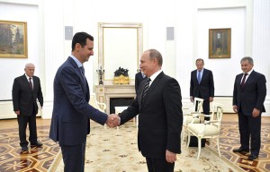 (151021) -- MOSCU, octubre 21, 2015 (Xinhua) -- Imagen del 20 de octubre de 2015 del presidente ruso Vladimir Putin (d-frente) estrechando la mano con su homÛlogo sirio Bashar al-Assad (i-frente) durante su reuniÛn en el Kremlin, en Mosc˙, Rusia. El presidente sirio, Bashar al-Assad, visitÛ Mosc˙ el martes para reunirse con su homÛlogo ruso, Vladimir Putin, dijo el miÈrcoles el portavoz del Kremlin, Dmitry Peskov. (Xinhua/Alexei Druzhinin/Planet Pix/ZUMAPRESS) (vf) (sp)