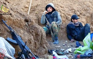 مقاتلان من لواء شهداء الإسلام على أحدى جبهات القتال
في داريا بريف دمشق
8 كانون الثاني 2016
)المركز الإعالمي لمدينة داريا(

