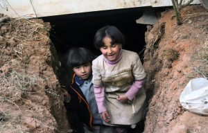 طفالن في مدينة
داريا يتجنبان قصف
البراميل داخل حفرة
31 كانون الأول
2015
)المجلس المحلي
لمدينة داريا(
