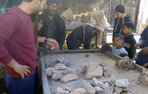 بائع أحجار بيلون في دير الزور - 4 كانون الأول 2015
