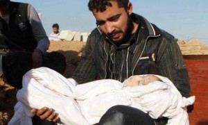 طفلة بيد والدها، إحدى ضحايا مجزرة خشام، السبت 23 كانون الثاني، المصدر: ناشطون.