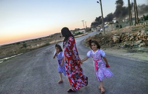 أم مع ابنتيها في
بلدة البارة في
إدلب