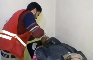 محاولة إسعاف أحد المصابين في المجزرة
بدوما 