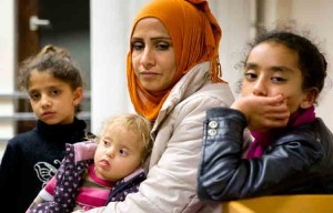 اللاجئة السورية سمر (35 عامًا) مع بناتها الثلاثة في تشرين الثاني 2015 (نيويورك تايمز)