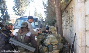 مقاتلون من جيش الفتح يتجهزون لاقتحام منطقة خان طومان في ريف حلب الجنوبي، الأربعاء 3 شباط، تصوير: طارق أبو زياد، مراسل عنب بلدي.