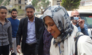 خولة مطر، ممثلة المبعوث الدولي إلى سوريا، ستيفان دي ميستورا، خلال زيارتها حي الوعر في مدينة حمص - 24 آذار 2016 - (عنب بلدي)