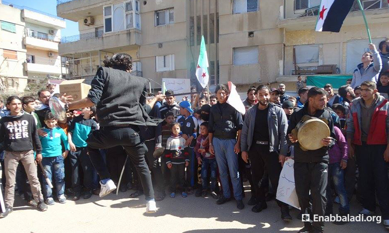 مظاهرة في حي الوعر الحمصي، الجمعة 11 آذار، تصوير مراسلة عنب بلدي، جودي عرش.