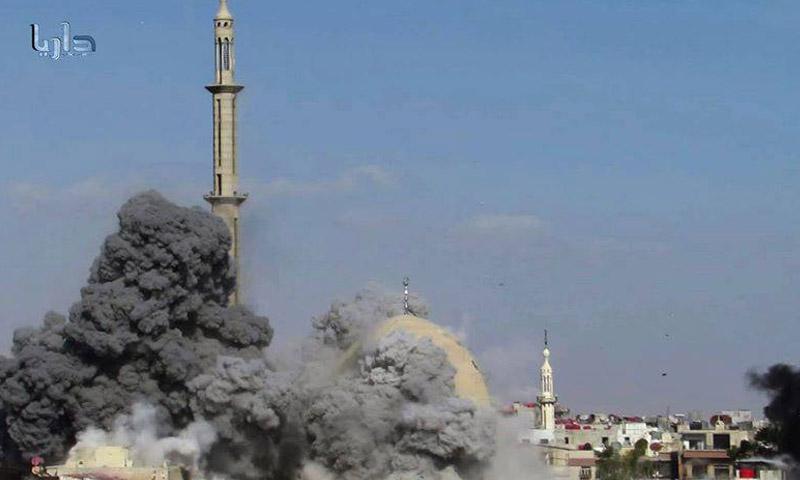 مسجد الرحمن في مدينة داريا أثناء غارة للطيران الحربي (مركز داريا الإعلامي)