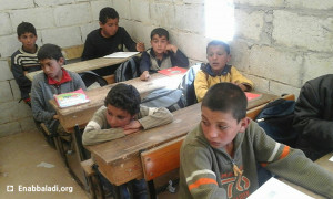 طلاب في صف بمدرسة بمخيم تل الشيح في ريف حماة (عنب بلدي)