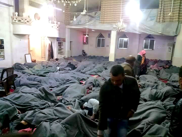 نازحون من مدينة تدمر، يفترشون أحد مساجد مدينة أعزاز الحدودية شمال حلب، الثلاثاء 29 آذار. (ناشطون) 