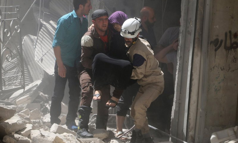 الدفاع المدني ينقذ المصابين جراء غارة في حلب (عبد الرحمن إسماعيل - رويترز)