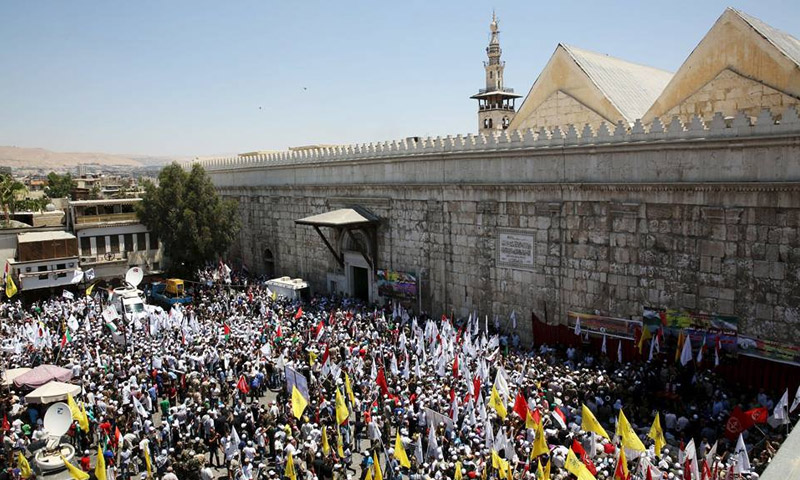مظاهرة لمناصري طهران وحزب الله اللبناني أمام المسجد الأموي بدمشق في يوم القدس (إنترنت)