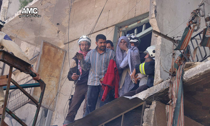 الدفاع المدني ينقذ عائلة في حي طريق الباب - 23 نيسان 2016 (مركز حلب الإعلامي)