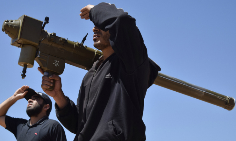 مقاتلو المعارضة يحملون صاروخ FN-6 في تيرمعلة بحمص 20 نيسان 2016 (جيتي)