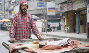 أبو صالح يبيع الخبز على عربته في بستان القصر - الأربعاء 30 آذار 