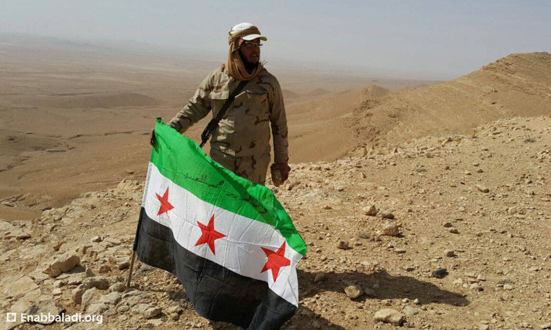 مقاتل من الجيش الحر على قمة الجبل الشرقي في منطقة القلمون، السبت 9 نيسان، المصدر: عنب بلدي.