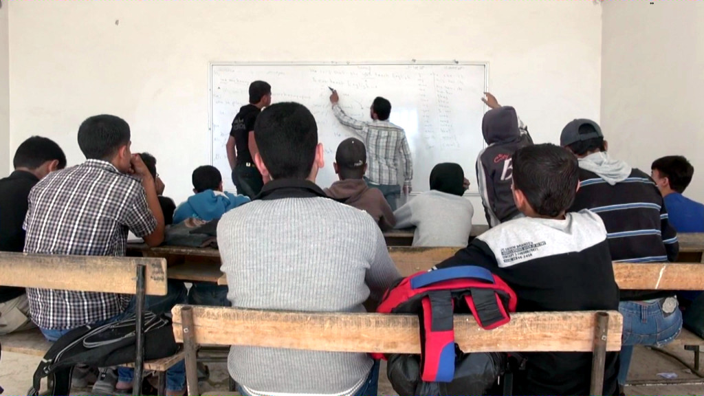 طلاب يشاركون خلال درس في مدرسة في مدينة درعا (عنب بلدي)