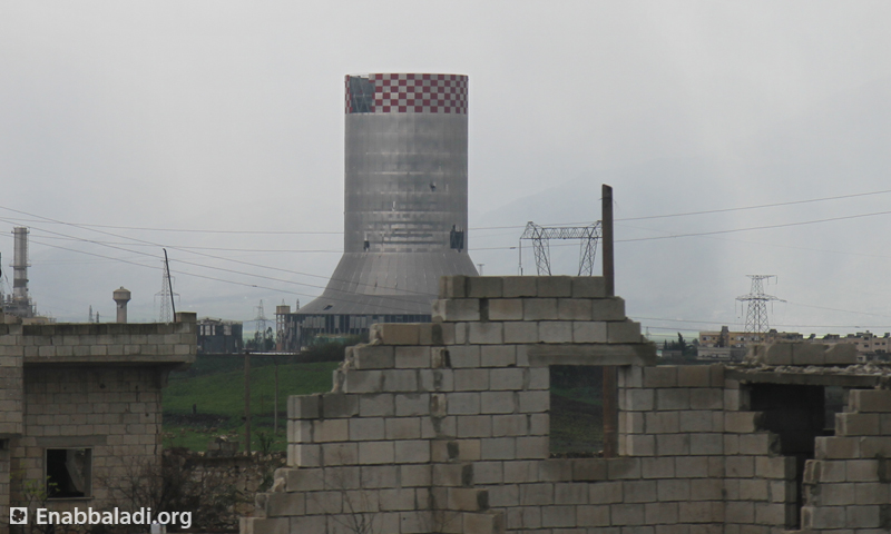 البرج الرئيسي في محطة زيزون الحرارية، في ريف حماة الغربي، مطلع آذار 2016، المصدر: عنب بلدي.