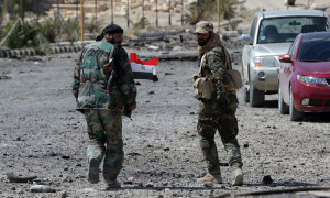 مقاتلان تابعان لقوات الأسد في تدمر 27 آذار 2016 (ِAFP)
