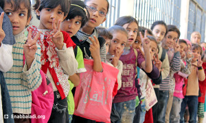طلاب يصطفون في طابور بإحدى مدارس الغوطة الشرقيةـ عنب بلدي. 