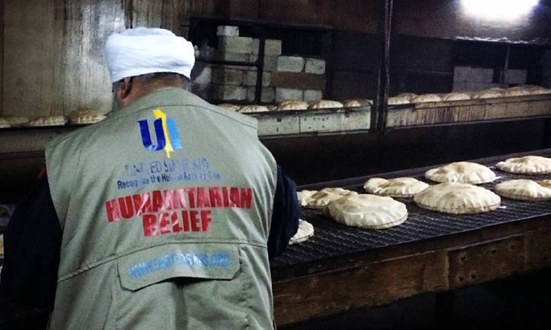 متطوع من "السيخيون المتحدون" داخل المخبز الآلي في مدينة حماة، المصدر: صفحة المنظمة في فيسبوك.