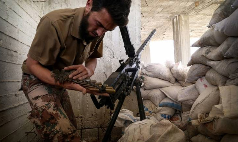 مقاتل في الجيش الحر في حي الراشدين بحلب - 27 نيسان 2016 (AFP)