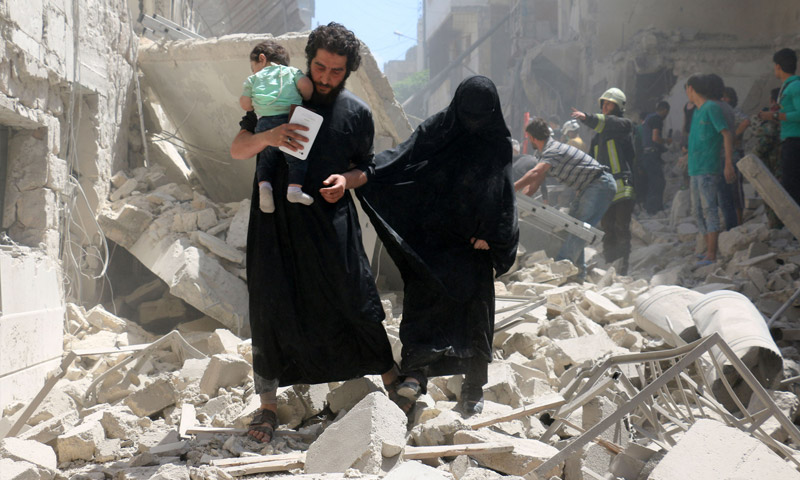 مدنيون هاربون من قصفٍ في حي الكلاسة بحلب 27 نيسان 2016 (AFP)