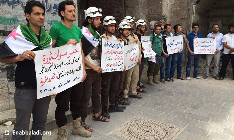 وقفة لناشطي حلب تضامنًا مع إدلب - 14 أيار 2016 (عنب بلدي)