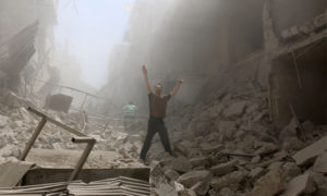 الدمار في حي الكلاسة بمدينة حلب، الخميس 28 نيسان (AFP)

