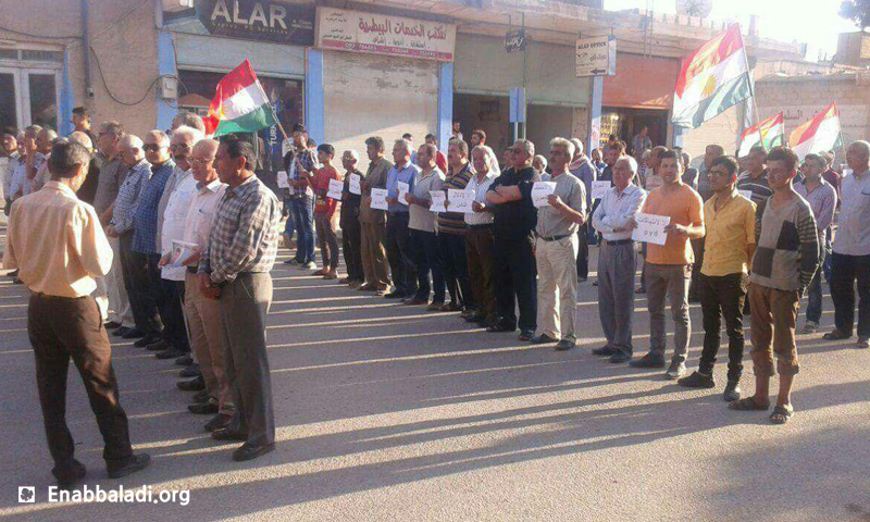 ناشطون يعتصمون في مدينة عامودا احتجاجًا على ممارسات "وحدات الحماية" الكردية، الأربعاء 25 أيار 2016 (عنب بلدي).