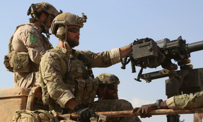 مقاتلون أمريكيون في قرية فاطسة في ريف الرقة الشمالي، الأربعاء 25 أيار (AFP).