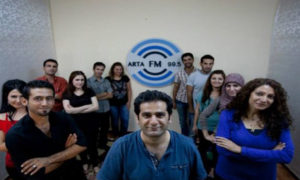 مدير إذاعة آرتا FM سيروان بيركو وطاقم العمل (إنترنت)