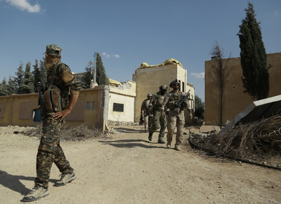 جنود أمريكان في ريف الرقة إلى جانب قوات "سوريا الديمقراطية" - 26 أيار 2016 (AFP)