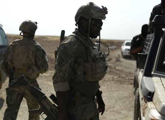 جنود أمريكان في ريف الرقة إلى جانب قوات "سوريا الديمقراطية" - 26 أيار 2016 (AFP)
