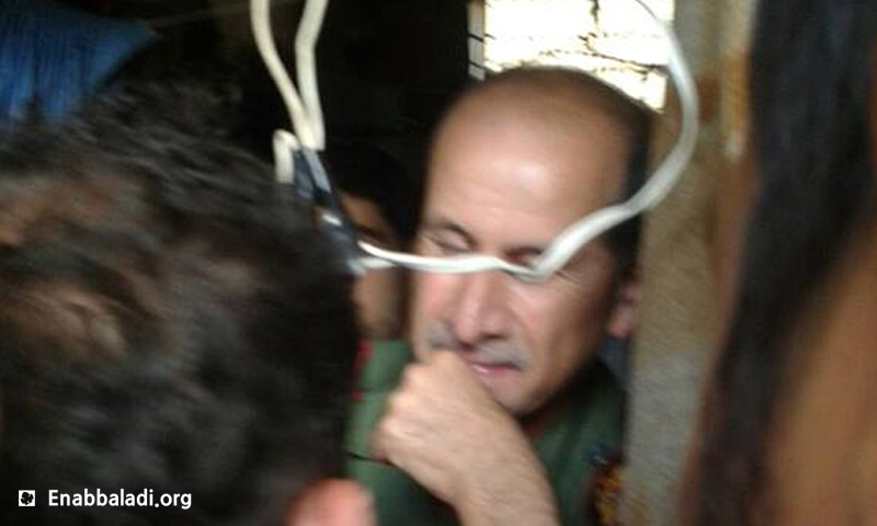 اللواء أشرف طه، قائد شرطة حماة، في قبضة معتقلي سجن حماة المركزي، السبت 28 أيار (عنب بلدي).