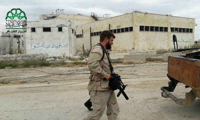 مقاتل من حركة "أحرار الشام الإسلامية" في ريف حلب الجنوبي، الخميس 5 أيار.