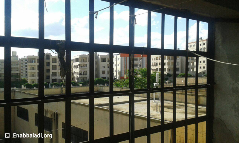 مباني حي القصور تظهر من قضبان سجن حماة المركزي، الاثنين 9 أيار (عنب بلدي).