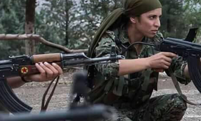 مقاتلات من "وحدات حماية الشعب" الكردية (أرشيفية).