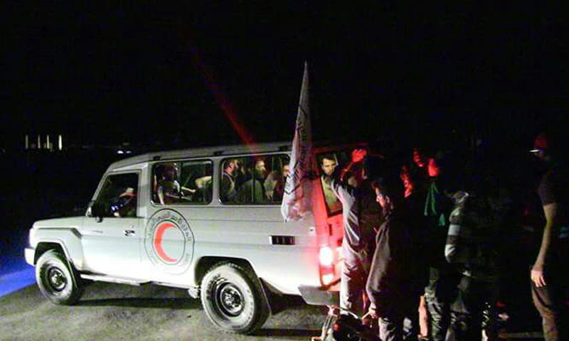 ثمانية أشخاص أفرج عنهم من سجن حماة المركزي يصلون مساءً إلى بلدة قلعة المضيق.