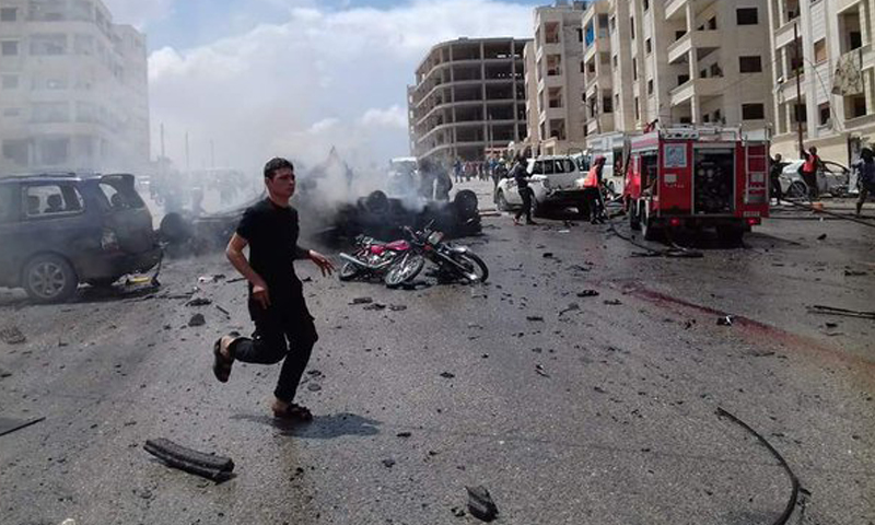 انفجار سيارة مفخخة في مدينة إدلب، الجمعة 27 أيار (ناشطون).