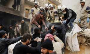 صورة أرشيفية لطواقم الدفاع المدني في مدينة حلب، أثناء إجلاء المصابين.