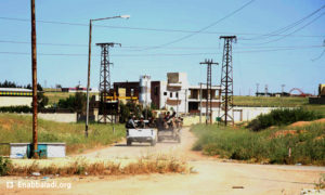 مدخل بلدة خان طومان في ريف حلب الجنوبي (عنب بلدي).