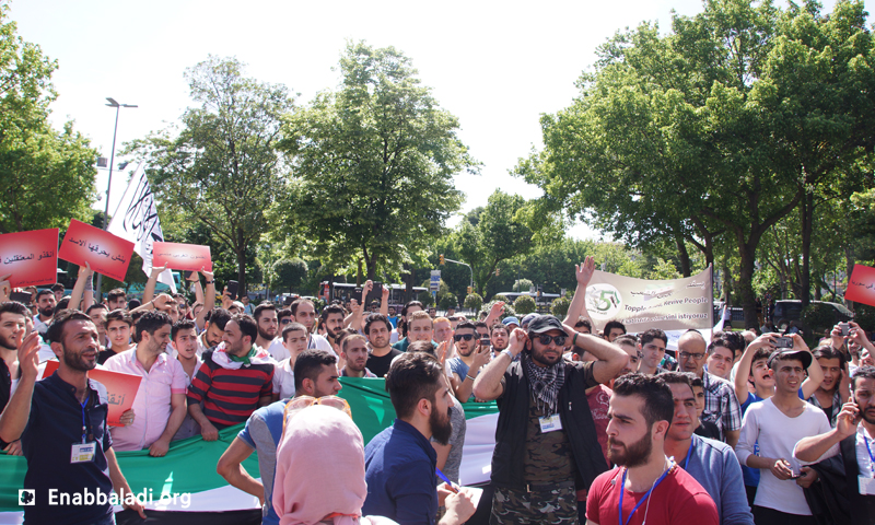 وقفة تضامنية في مدينة اسطنبول التركية، الأحد 15 أيار (عنب بلدي).