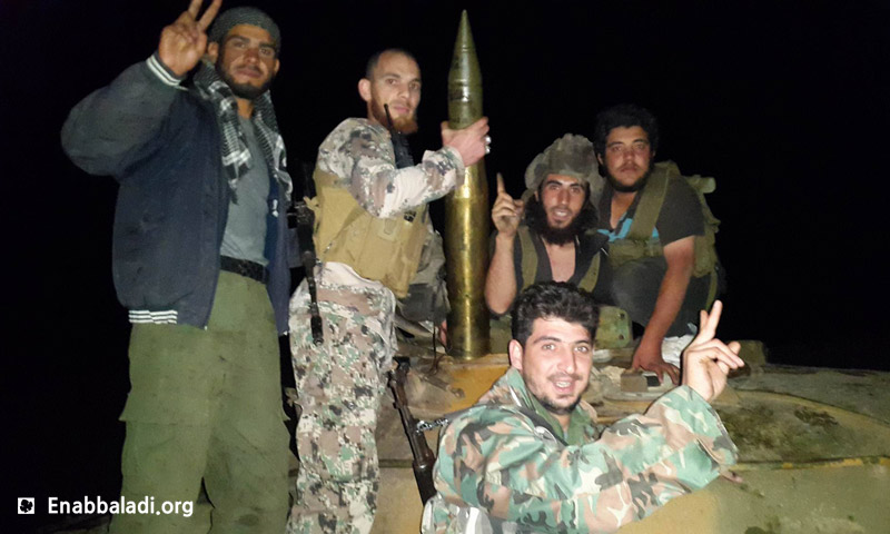 مقاتلون في المعارضة السورية خلال معركة قرية الزارة - 11 أيار 2016 (عنب بلدي)