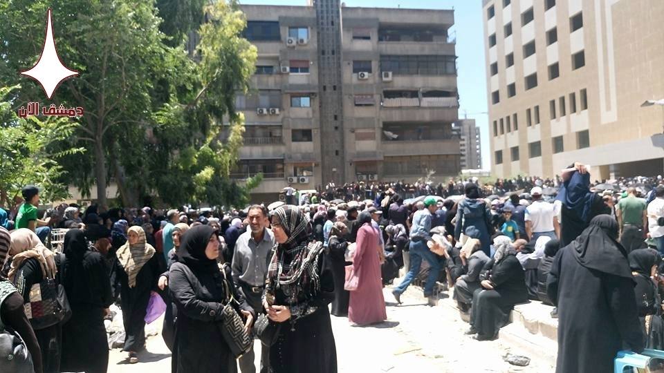 انتظار تسلم المعونات في حي الميدان الدمشقي، الخميس 9 حزيران (دمشق الآن).
