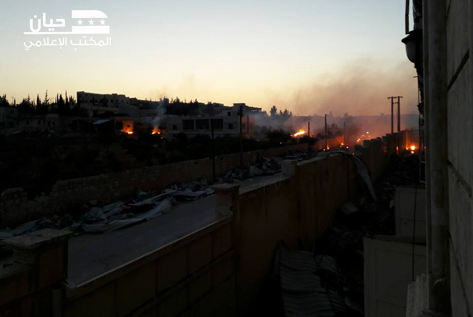 الحرائق التي خلّفها قصف القنابل الفوسفورية على بلدة حيان في ريف حلب الشمالي- الأربعاء 22 حزيران (المكتب الإعلامي في حيان)