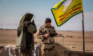 مقاتلون من قوات سوريا الديمقراطية قرب بلدة الهول في ريف الحسكة (رويترز)